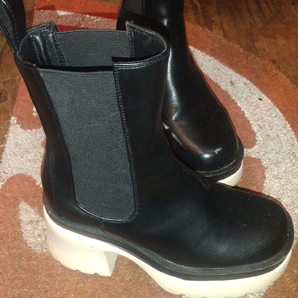 Liliana Black Ankle Boots with Contrasting Cream Platform